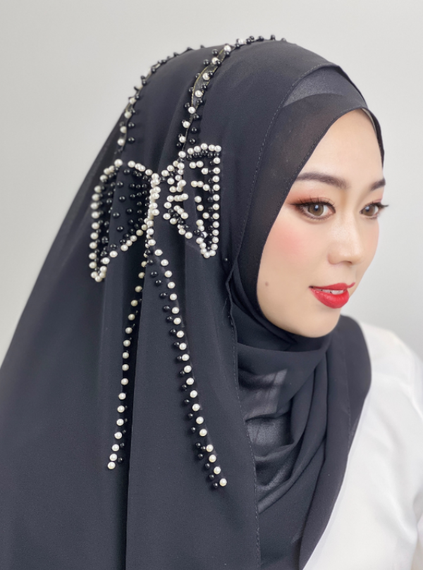 Hijab dengan Aksen Pita Berlian